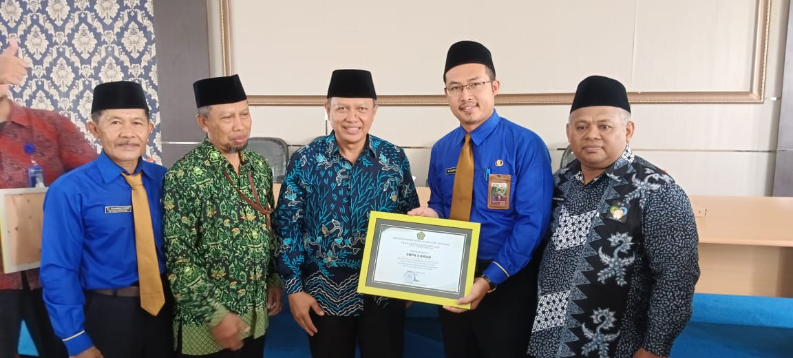 APRESIASI: Kantor Kementerian Agama Kabupaten Sidoarjo bersama Kepala SMPN 3 Krian M. Fajar Siddik saat memberikan piagam penghargaan School Religious Culture. (ANAS/RADAR SIDOARJO)