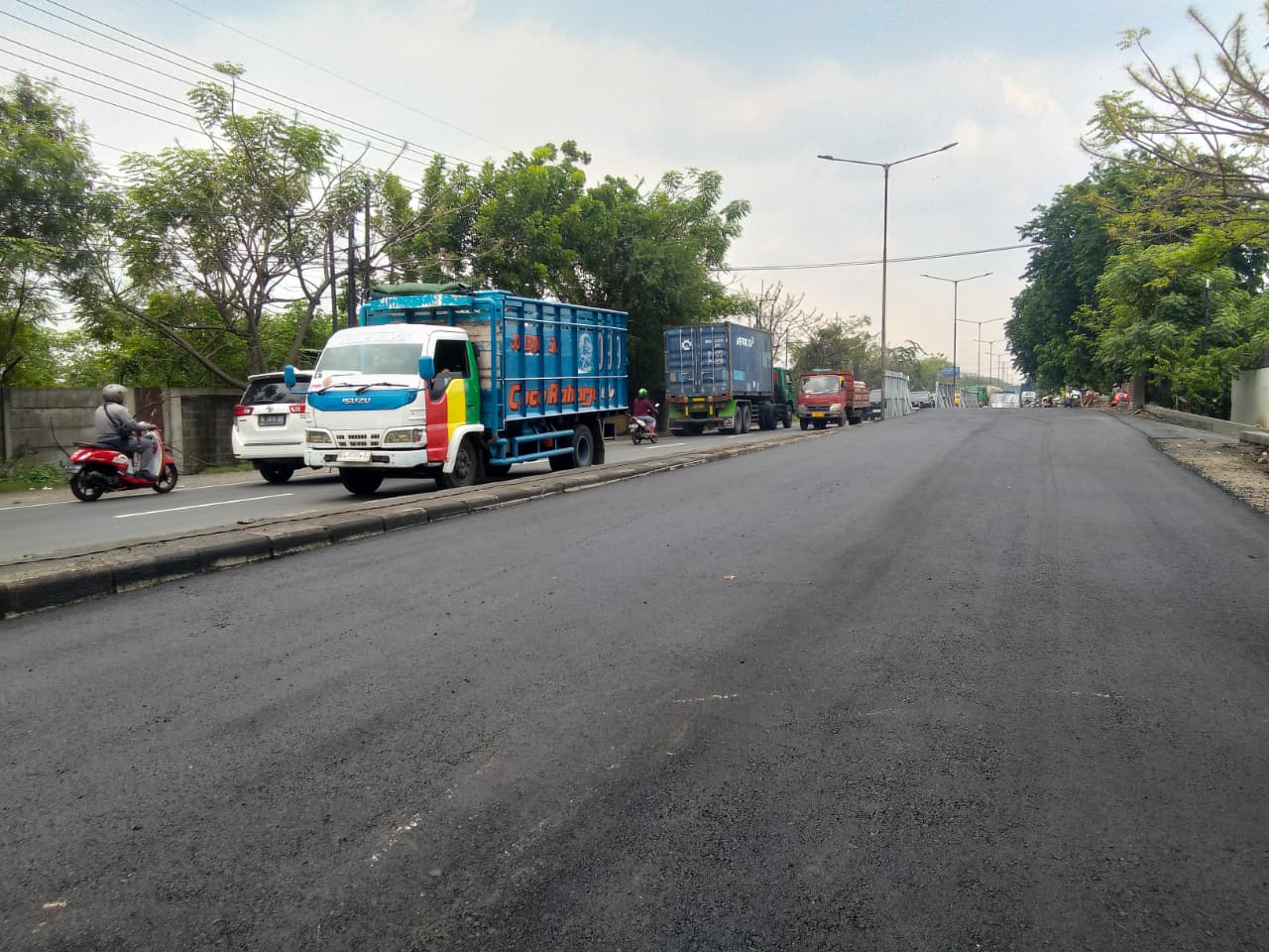 MACET: Arus lalu lintas di Jalan Raya Trosobo, Jumat (31/10).&nbsp; (DIKY SANSIRI/RADAR SIDOARJO)