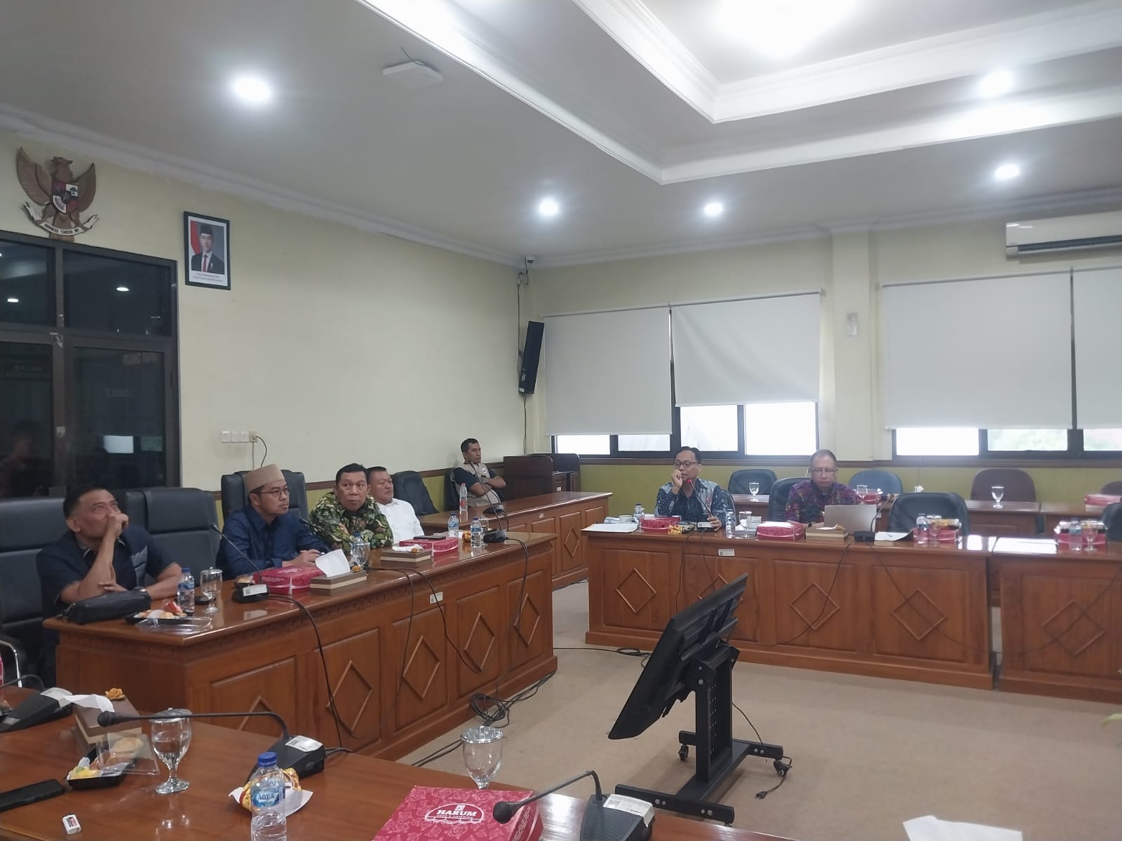 SOLUSI: DPRD Sidoarjo mencoba mengurai masalah tersebut dengan mendatangkan dua ahli, salah satunya adalah Dr. M Syaiful Aris, SH MH, dosen Fakultas Hukum dari Universitas Airlangga Surabaya.