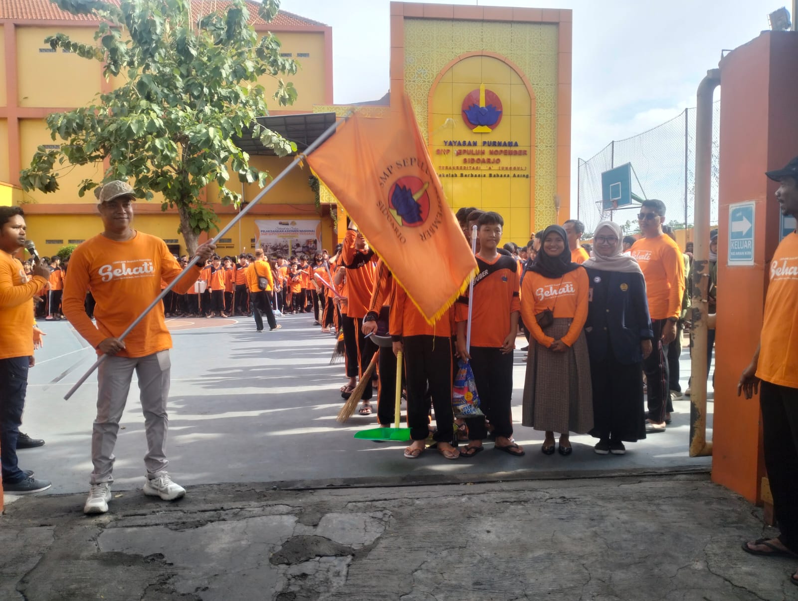 SEMANGAT: Kepala SMP Sepuluh Nopember Sidoarjo, Saiful Tulus Jatmika, S.Pd., M.Pd saat memberangkatkan siswa untuk melakukan SEPAT Spuber Aksi Cepat. (ANAS/RADAR SIDOARJO)