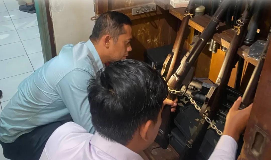KETAT: Mabes Polri dan Polda Jatim cek inventaris senjata api di Lapas Sidoarjo.