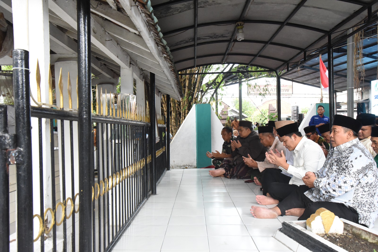 ZIARAH: Bupati Sidoarjo Subandi (baju putih) mendatangi makam Mbah Bungur yang terletak di Jalan Bungurasih Tengah.
