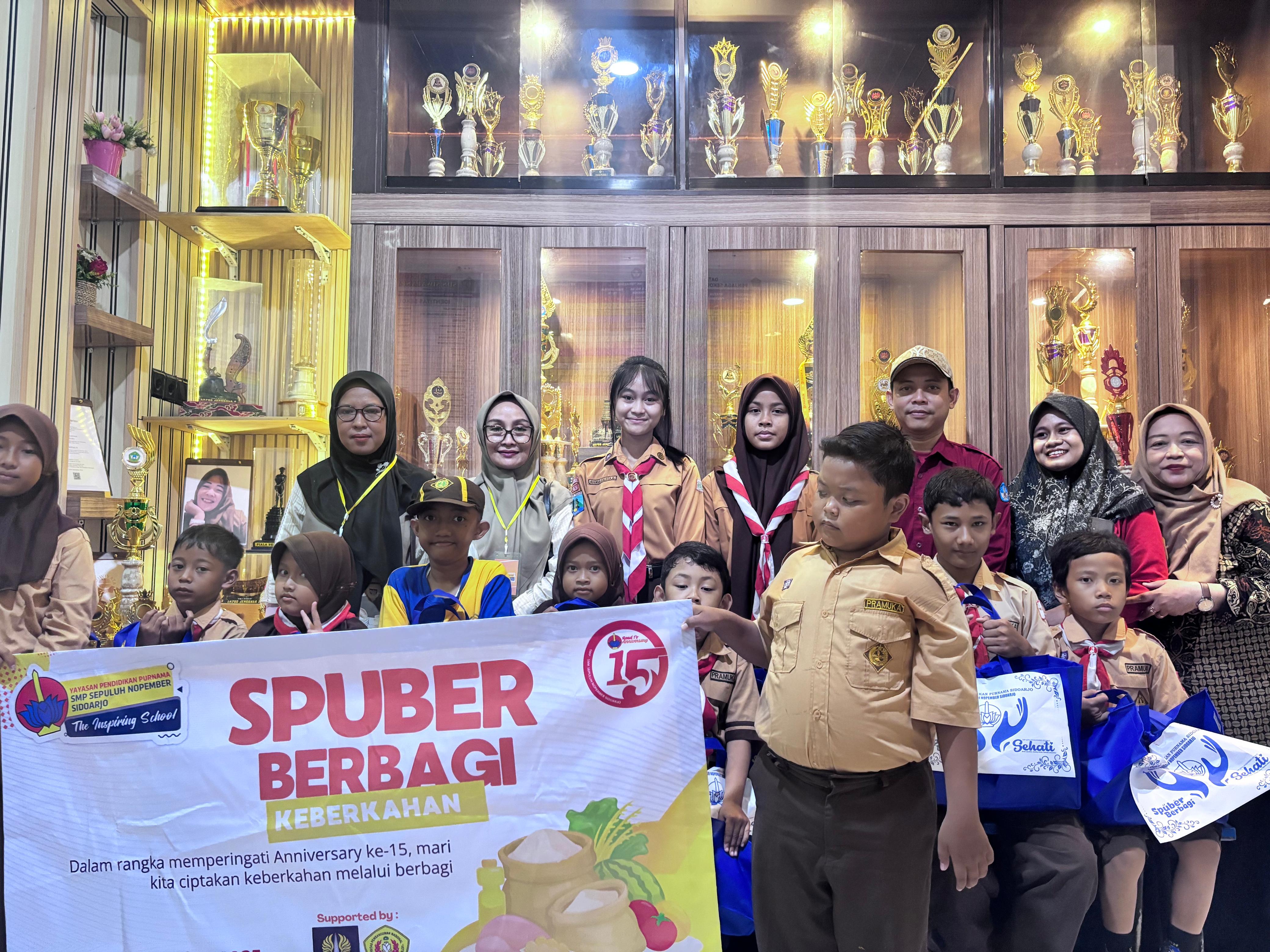 BERKAH: Rombongan guru siswa dan wali murid SMP Sepuluh Nopember Sidoarjo Spuber memberikan donasi ke SDN Siwalanpanji.(ANAS/RADAR SIDOARJO)