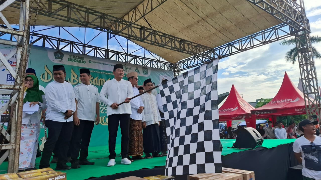 SEMARAK: Bupati Sidoarjo, Subandi saat memberangkatkan para peserta Mlaku Bareng Santri dan Festival UMKM 2025 Radar Sidoarjo di lapangan timur GOR Delta.(M SAIFUL ROHMAN/RADAR SIDOARJO)
