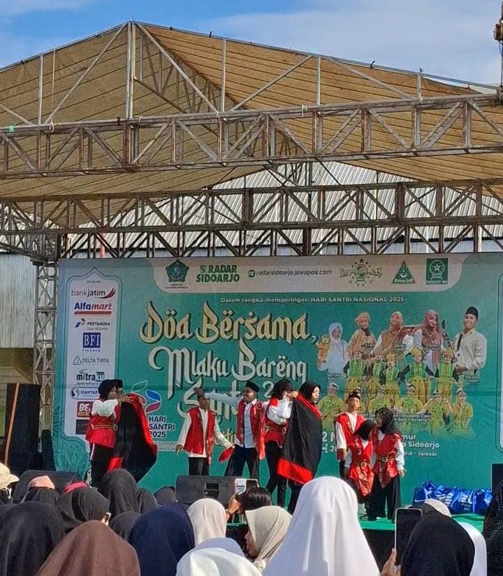 MEMUKAU : Anak-anak penari disabilitas tampil di acara Radar Sidoarjo, di GOR Sidoarjo, Minggu (2/11).(SURYANTO/RADAR SIDOARJO)