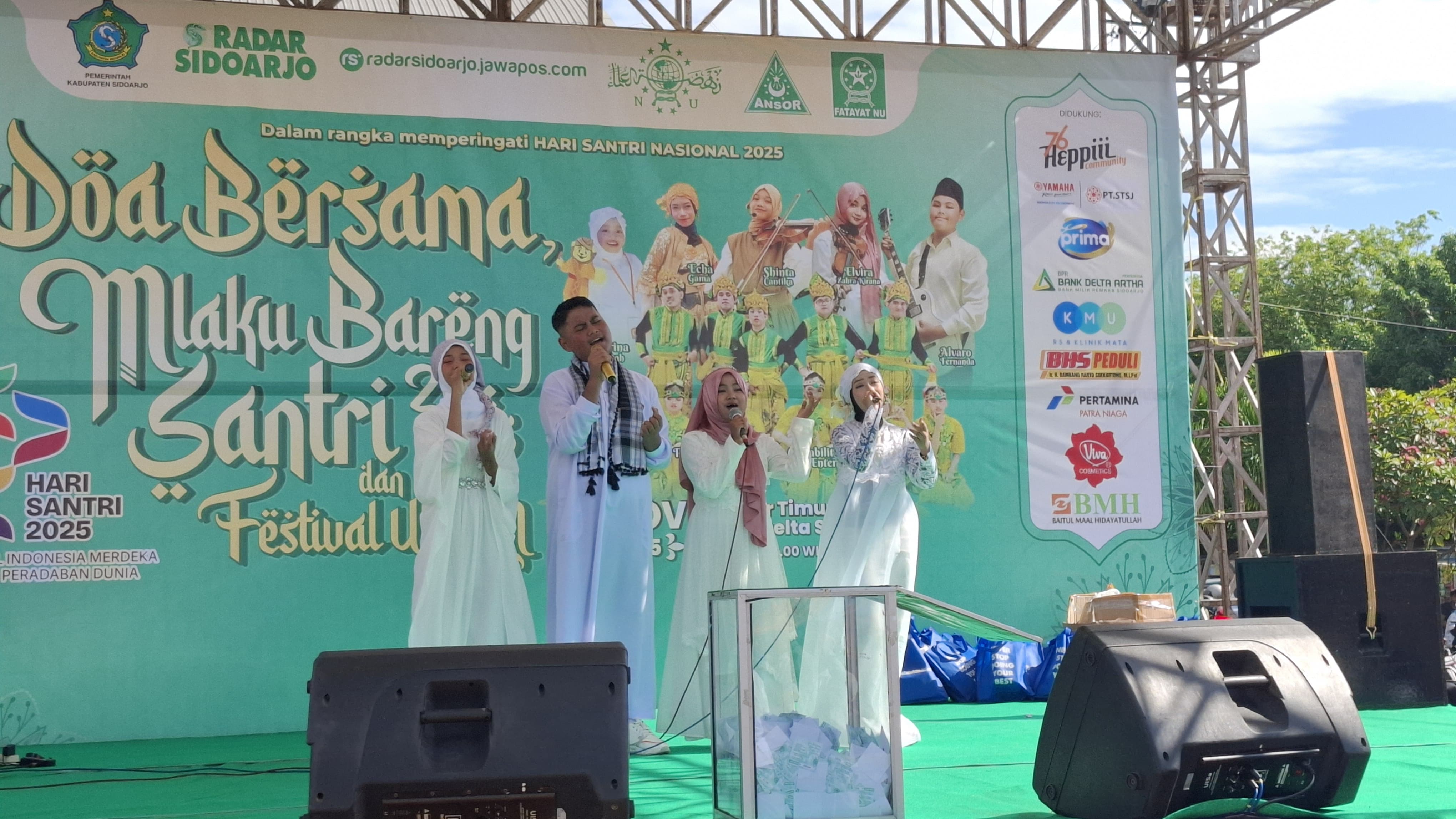 BANGGA: Penyanyi muda asal Kecamatan Waru, Alvaro Fernanda saat tampil di acara Mlaku Santri dan Festival UMKM Radar Sidoarjo dalam rangka Hari Santri .(M SAIFUL ROHMAN/RADAR SIDOARJO)