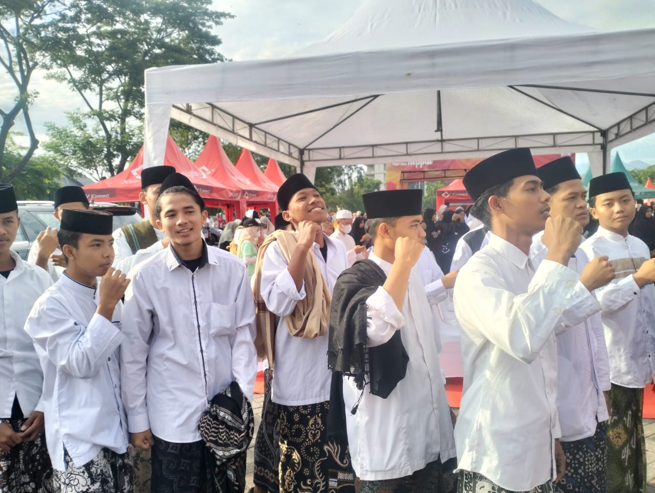 SEMANGAT: Santri Pondok Al Muhayyad Wates Kecamatan Tanggulangin begitu semangat saat menyayikan Ya Lal Waton kegiatan hari santri nasional. (ANAS/RADAR SIDOARJO)&nbsp;