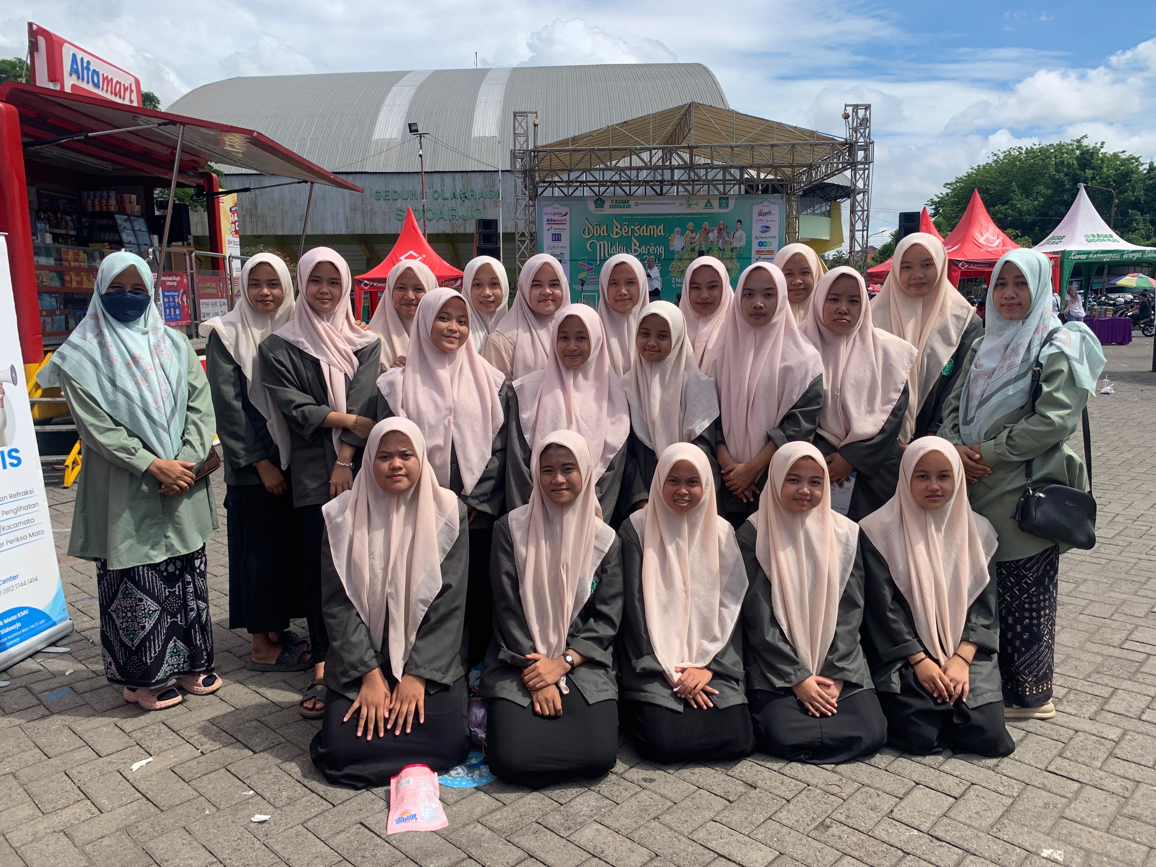 KOMPAK: Santri putri Al Muhayyad Wates Kecamatan Tanggulangin sangat antusias mengikuti Mlaku Bareng Santri dan Festival UMKM 2025 dalam rangka Hari Santri Nasional. (ANAS/RADAR SIDOARJO)&nbsp;
