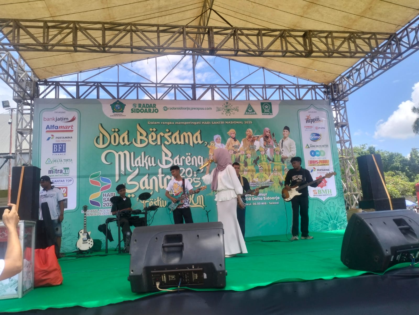 MEMUKAU: Puma Band dari SMK YPM 8 Sidoarjo tampil dalam ajang Doa Bersama dan Mlaku Bareng Santri di GOR Delta Sidoarjo, Minggu (2/11).(ANAS/RADAR SIDOARJO)