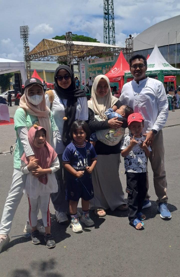 KOMPAK: Foto bersama Kaur Humas SMP Hang Tuah 6 Excellent Juanda, M. Sirojuddin. (ANAS/RADAR SIDOARJO)