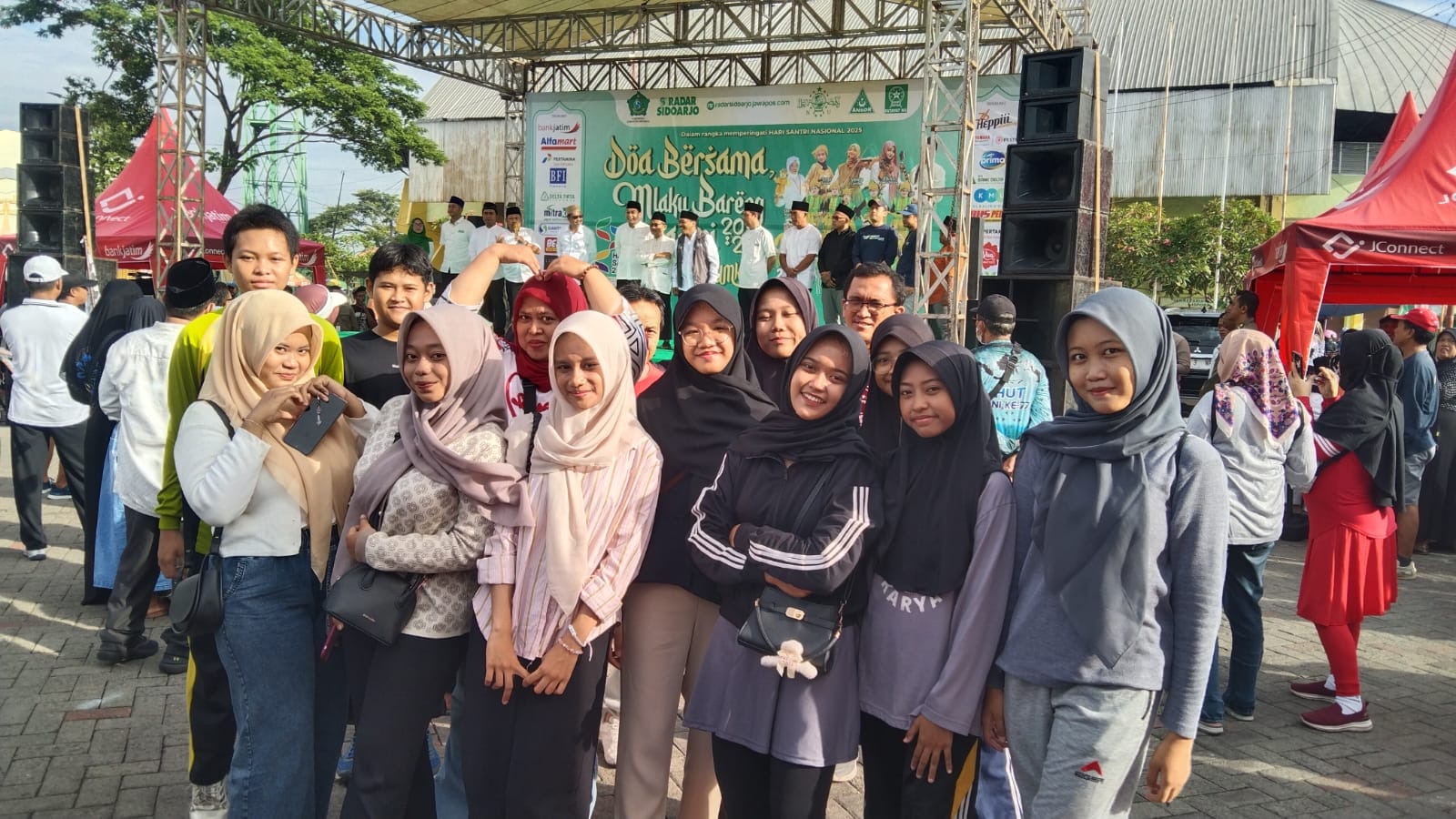 PARTISIPASI: Siswa siswi SMK Plus NU Sidoarjo sangat antusias mengikuti doa bersama mlaku santri 2025 dan Festival UMKM. (ANAS/RADAR SIDOARJO)&nbsp;