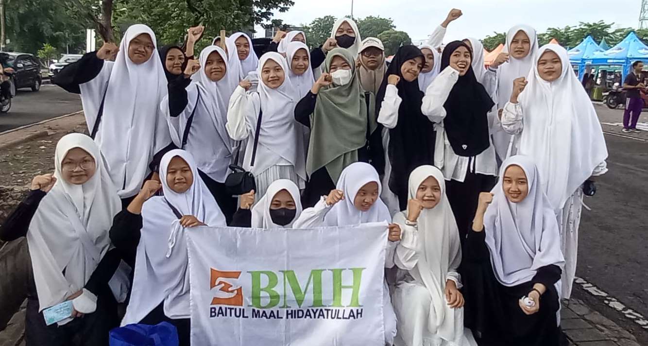 SEMANGAT: Puluhan santri dari Ponpes Hidayatullah Sidoarjo turut menyukseskan kegiatan Doa Bersama, Mlaku Bareng Santri, dan Festival UMKM dalam rangka memeriahkan Hari Santri Nasional 2025, Minggu.
