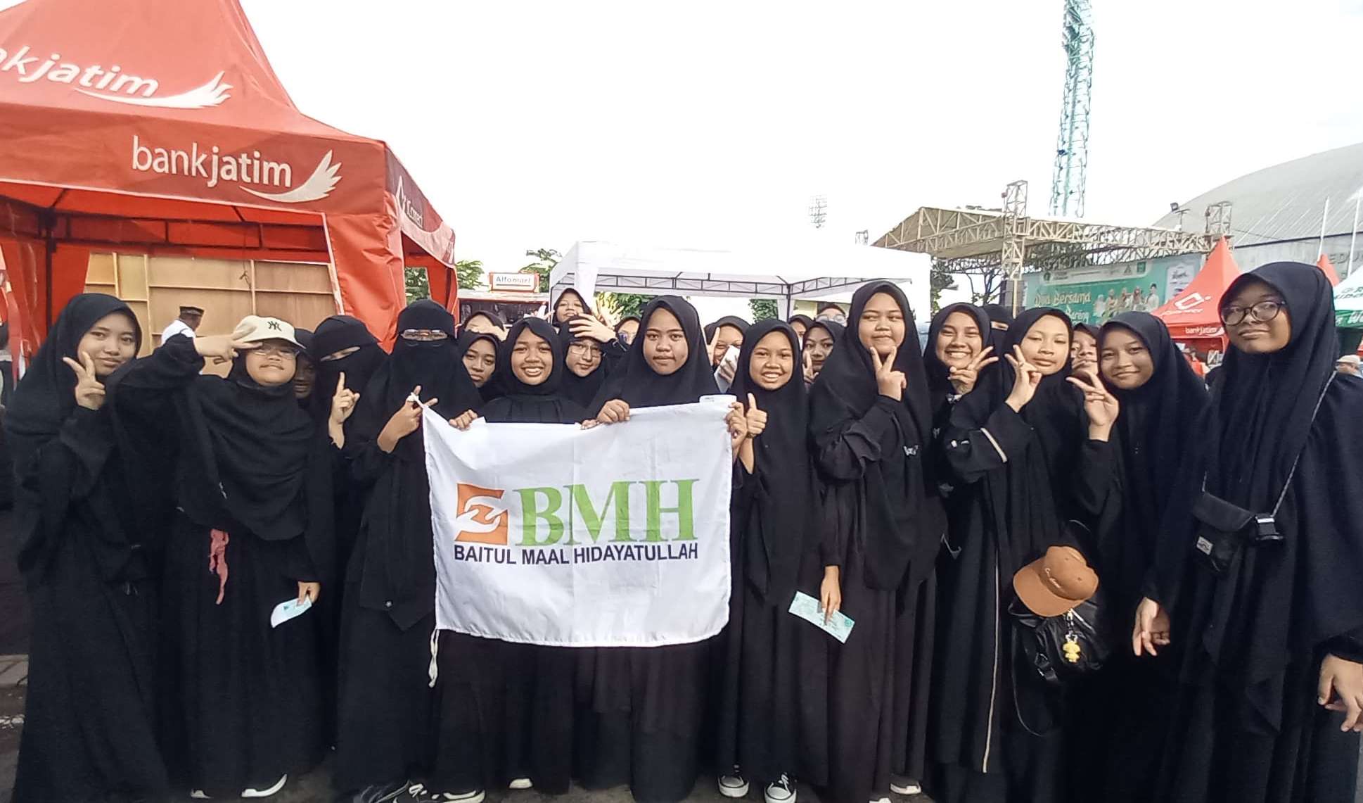 KOMPAK: Puluhan santri dari Ponpes Hidayatullah Sidoarjo turut menyukseskan kegiatan Doa Bersama, Mlaku Bareng Santri, dan Festival UMKM dalam rangka memeriahkan Hari Santri Nasional 2025, Minggu.