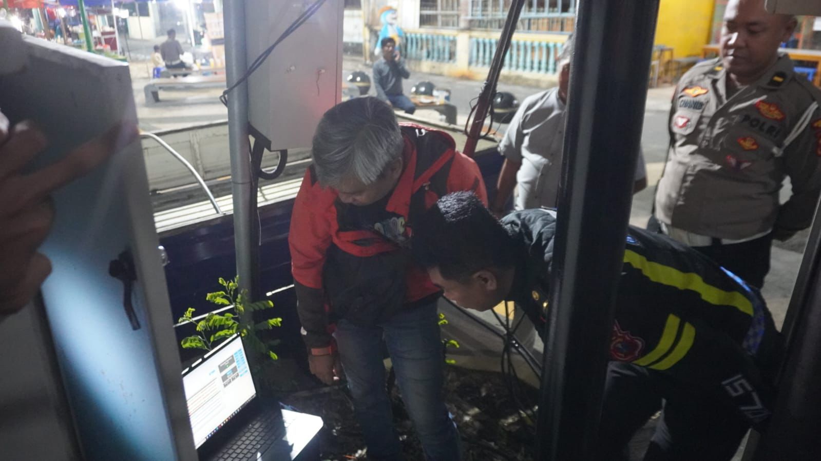 CARI SOLUSI: Durasi lampu hijau di Pagerwojo, Buduran diperpanjang oleh petugas.