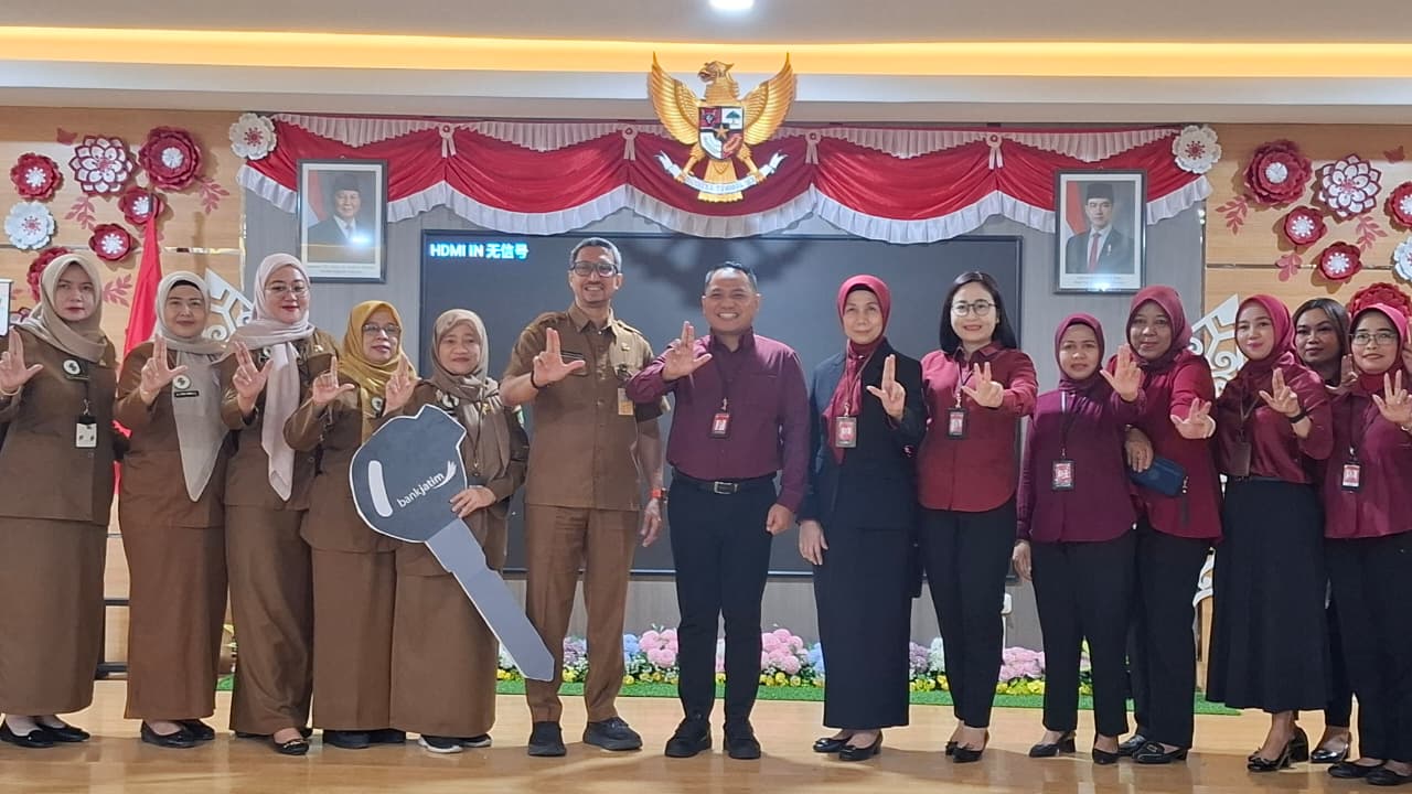 SINERGITAS: Pimpinan Bank Jatim Cabang Sidoarjo, Suyatno (tengah) usai menyerahkan kunci bantuan motor ke Direktur RSUD Sidoarjo Barat, dr. Abdillah Segaf Alhadad. (M SAIFUL ROHMAN/RADAR SIDOARJO)