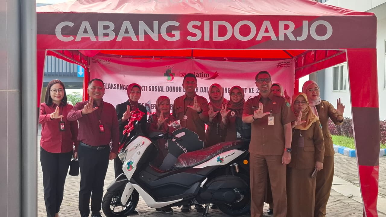 BERMANFAAT: Pimpinan Bank Jatim Cabang Sidoarjo, Suyatno (dua dari kiri) menyerahkan bantuan motor ke RSUD Sidoarjo Barat. (M SAIFUL ROHMAN/RADAR SIDOARJO)