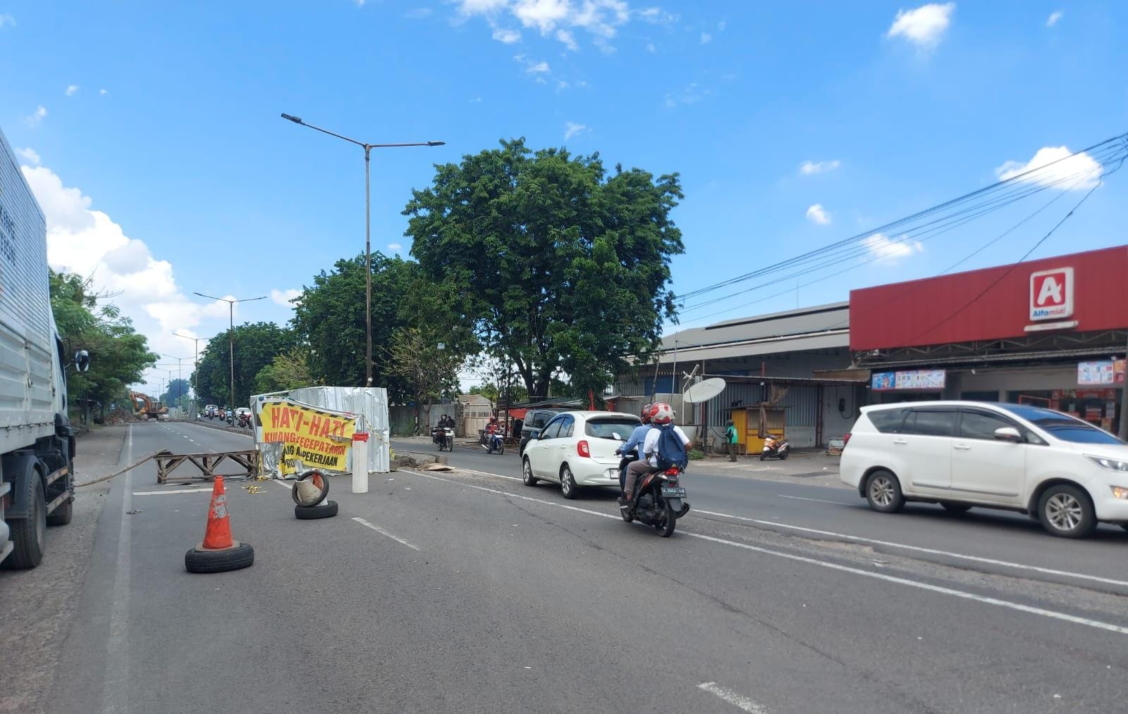 REKAYASA: Giliran jalur Krian-Surabaya ditutup. (DIKY SANSIRI/RADAR SIDOARJO)