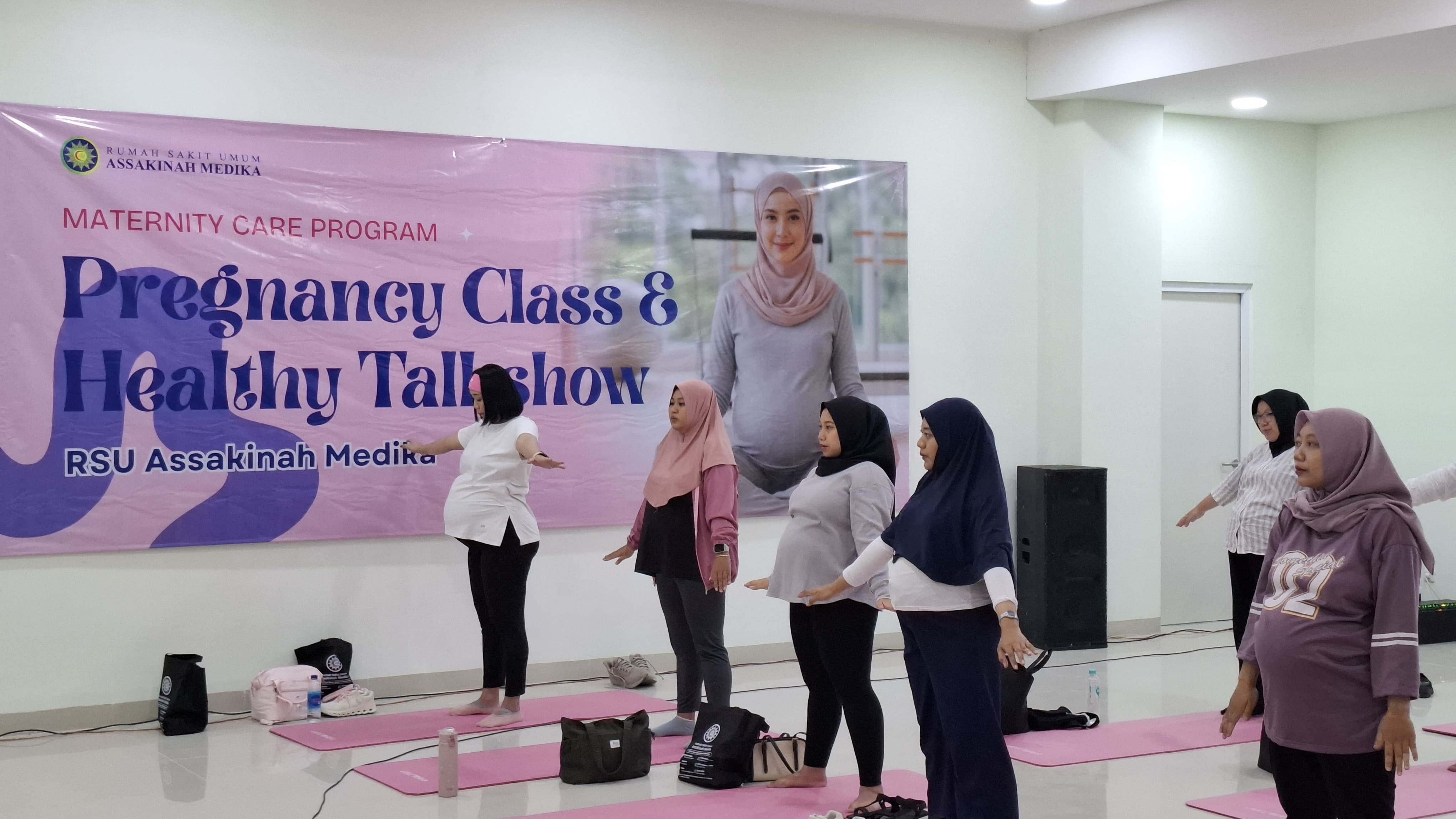 SEHAT: Para peserta tampak antusias mengikuti gerakan Prenatal Pilates di RSU Assakinah Medika, Sukodono. (M SAIFUL ROHMAN/RADAR SIDOARJO)