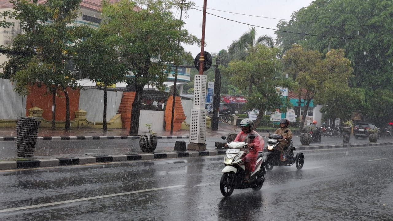 HATI-HATI: Hujan deras mengguyur Sidoarjo. (M SAIFUL ROHMAN/RADAR SIDOARJO)