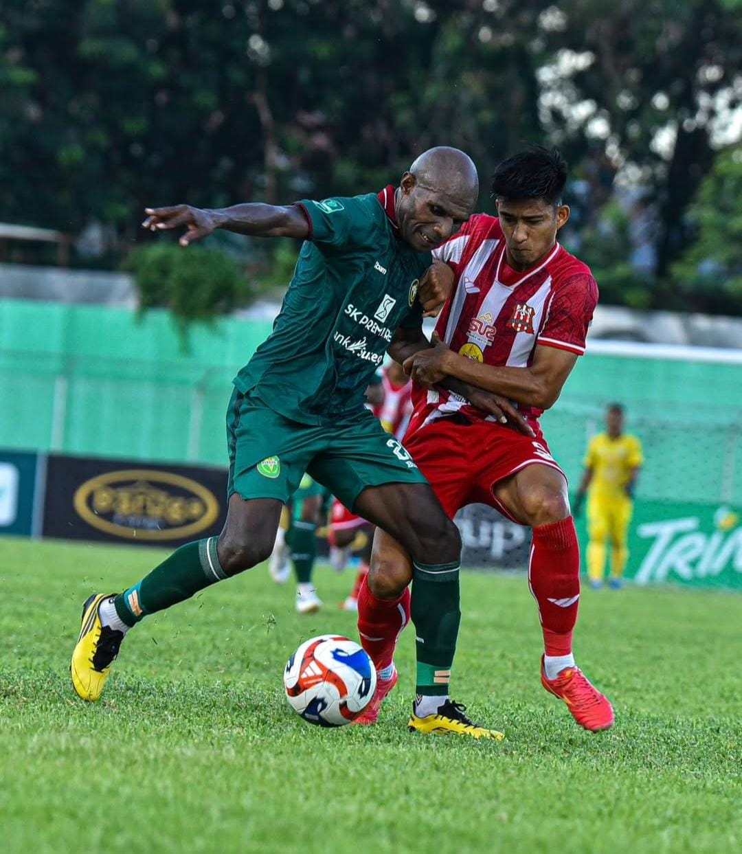 IMBANG: Pemain Deltras Sidoarjo saat melawan Persipal Palu. (FOTO DELTRAS SIDOARJO)  &nbsp;