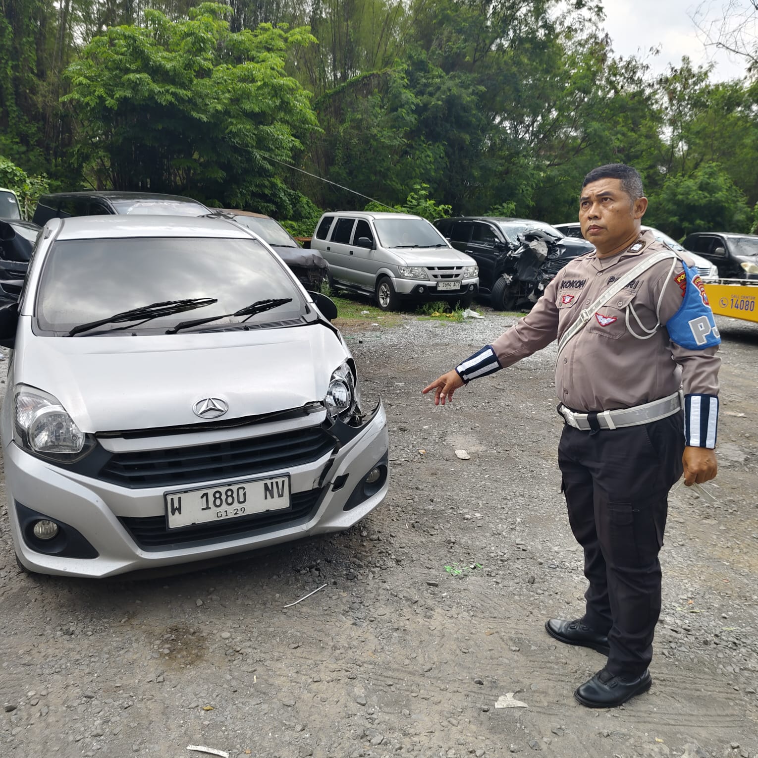 RUSAK: Kendaraan yang terlibat laka di ruas tol Sidoarjo arah Waru, Senin (3/11).
