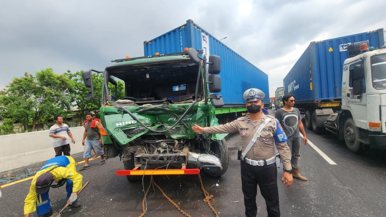 RINGSEK: Kondisi truk trailer usai terlibat kecelakaan di tol Waru arah Sidoarjo, Senin (3/11).