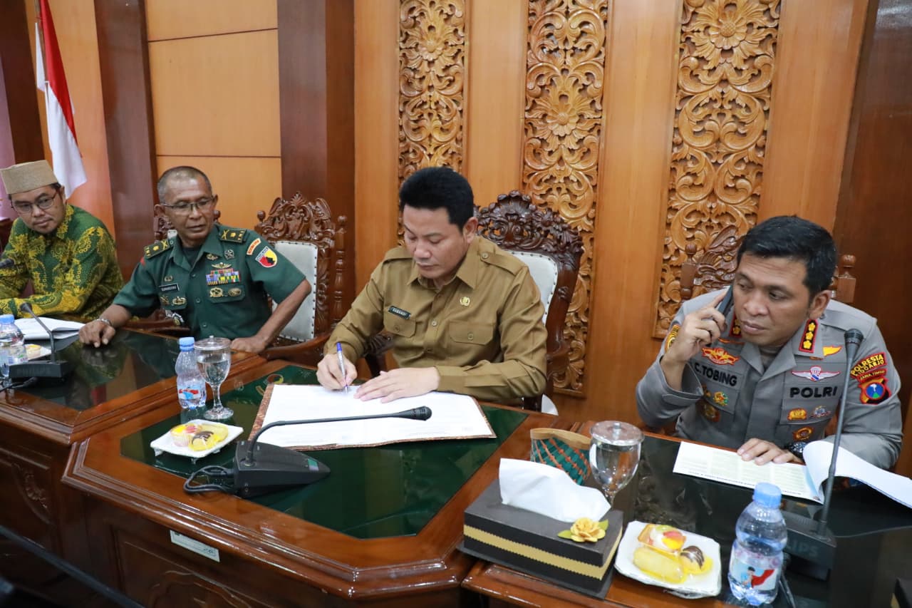SEPAKAT: Penetapan jadwal Pilkades ditandatangani di antaranya oleh Bupati Sidoarjo Subandi, Ketua DPRD Sidoarjo Abdillah Nasih&nbsp;dan Kapolresta Sidoarjo Kombes Pol Christian Tobing.