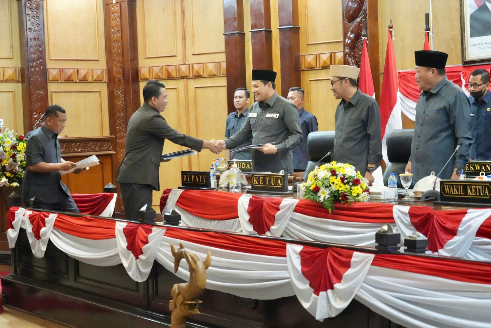 KRITIS: Ketua Fraksi Partai Demokrat&ndash;NasDem, Muh Zakaria Dimas Pratama saat menyerahkan pandangan umum terhadap Raperda tentang APBD Tahun Anggaran 2026 kepada Bupati Sidoarjo Subandi.  &nbsp;