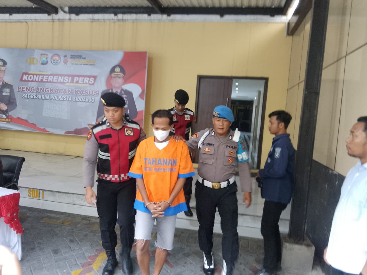 PEMBUNUHAN: M Miswanto dikeler di Mako Polresta Sidoarjo, Selasa (4/11). (DIKY SANSIRI/RADAR SIDOARJO)