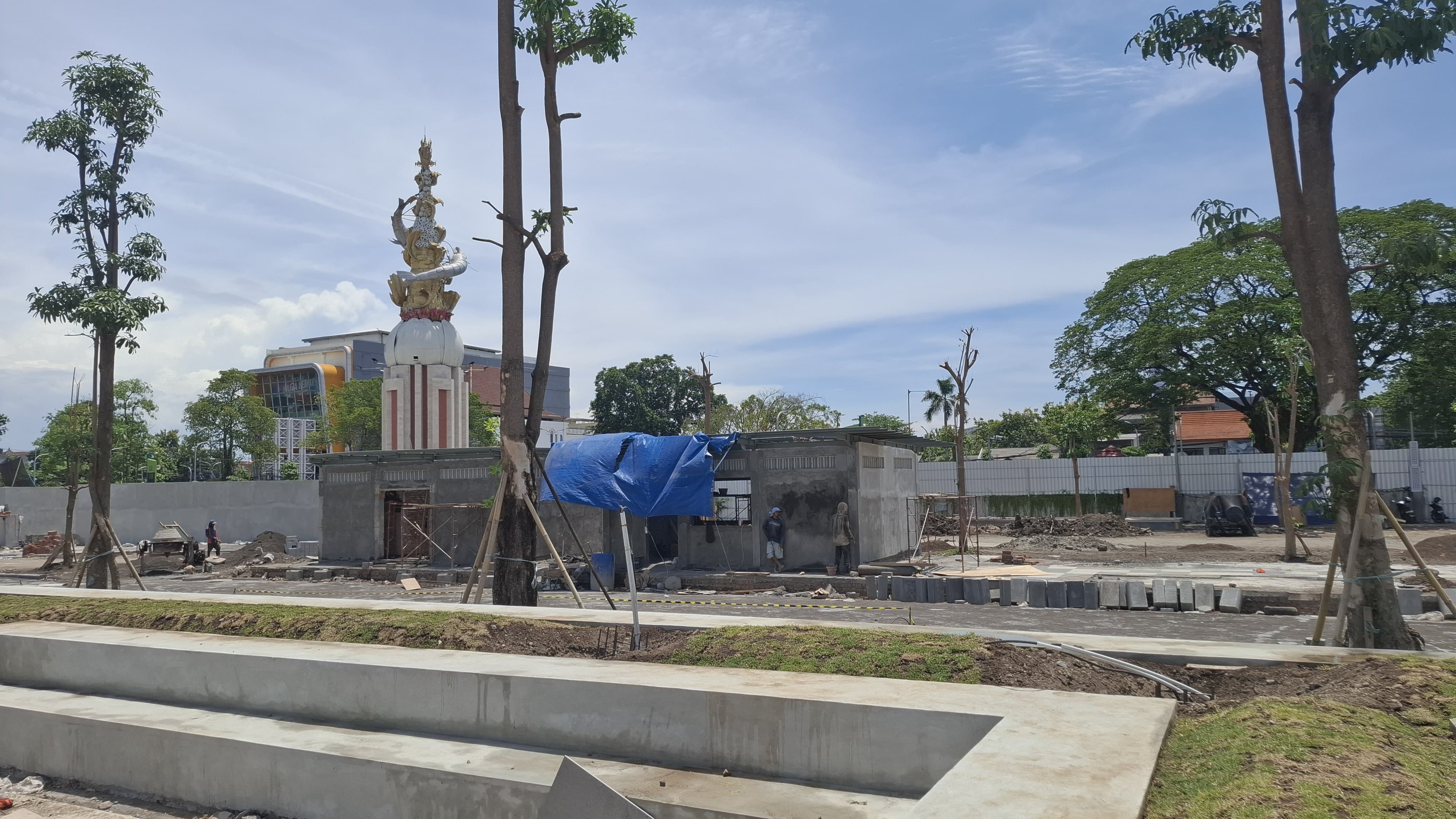 MOLOR: Proyek Alun-alun Sidoarjo terus dikebut agar bisa selesai tepat waktu. (M SAIFUL ROHMAN/RADAR SIDOARJO)