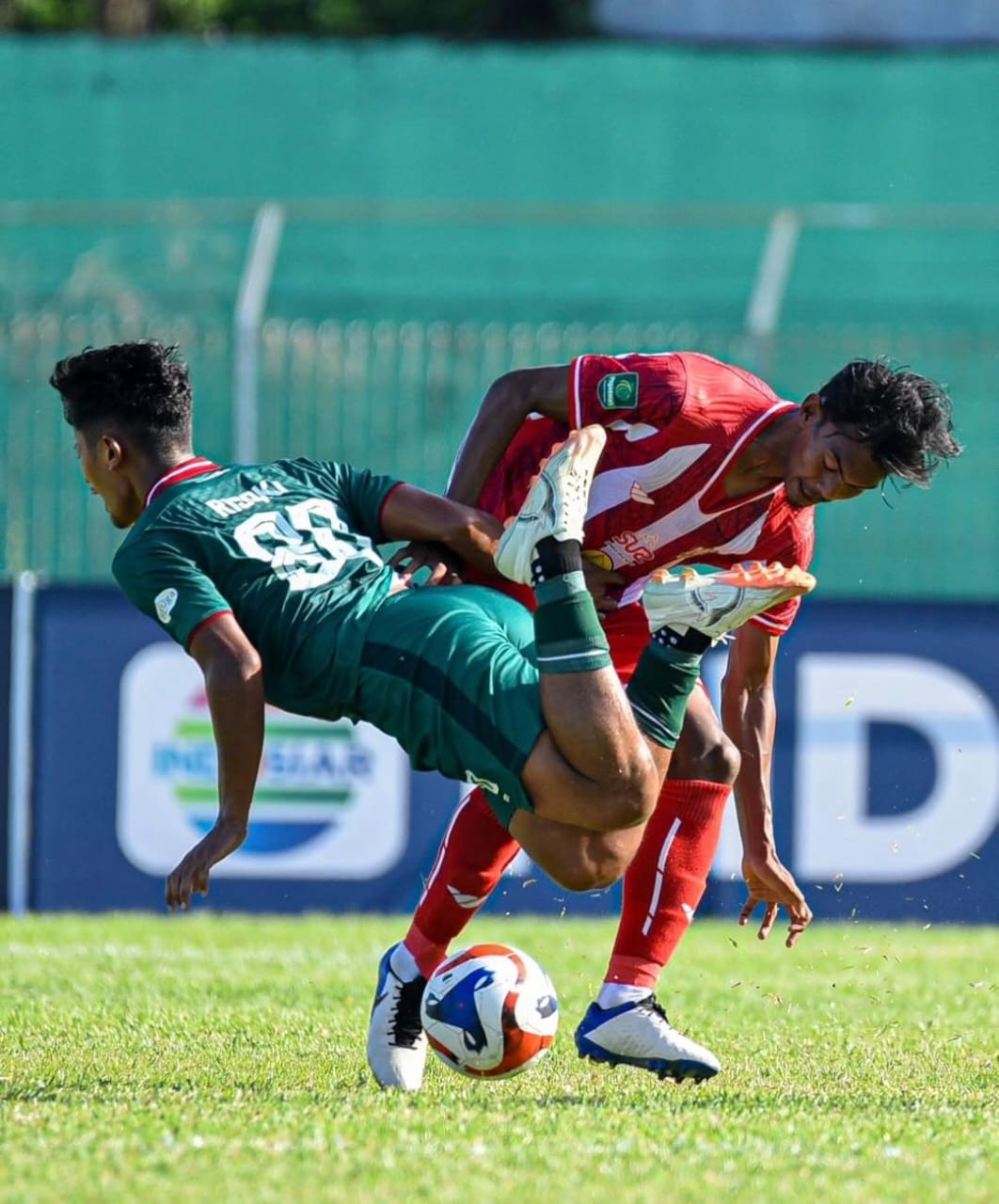 IMBANG: Pemain Deltras Sidoarjo (kanan) saat duel dengan pemain Persipal Palu. (FOTO DELTRAS SIDOARJO)