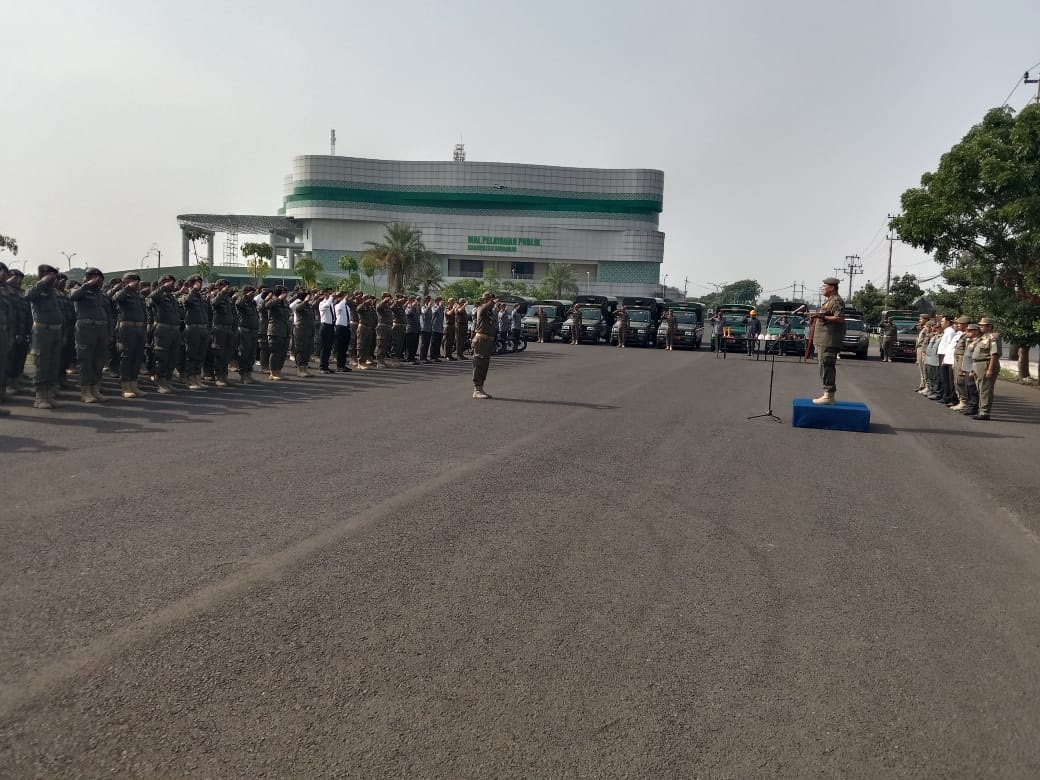 PERSIAPAN: Satpol PP Sidoarjo gelar apel besar Mal Pelayanan Publik (MPP), Selasa (4/11). (DIKY SANSIRI/RADAR SIDOARJO)