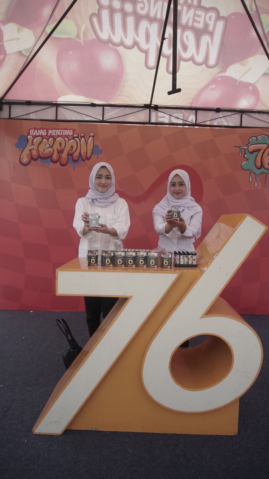 SUPORT: Stan Djarum di acara Doa Bersama, Mlaku Bareng Santri, dan Festival UMKM 2025 di Parkir Timur GOR Delta Sidoarjo pada Minggu pagi (2/11). (SURYANTO/RADAR SIDOARJO)