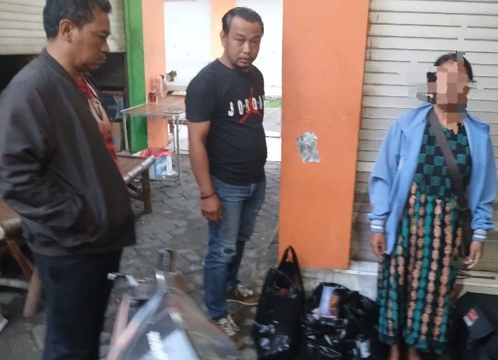 GEMPUR ROKOK ILEGAL: Unit Reskrim Polsek Taman amankan dua penjual di Pasar Sepanjang.