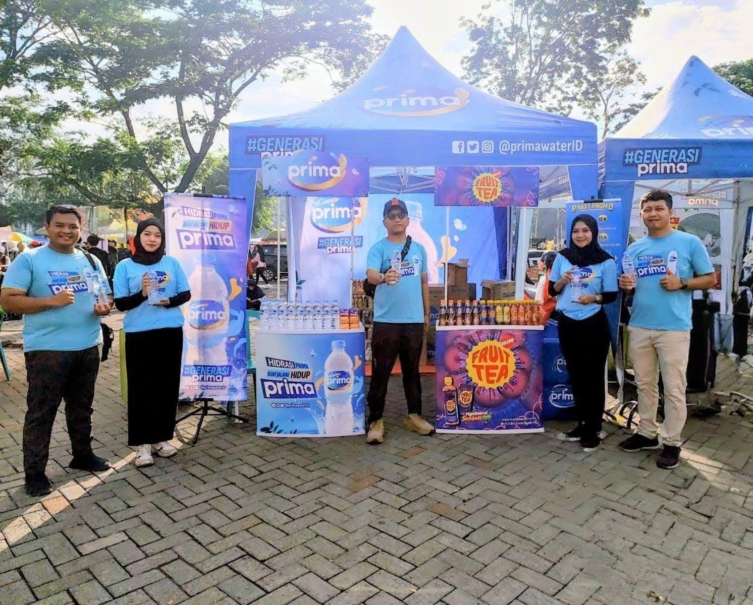 TINGKATKAN AKTIVASI: Tim promosi Prima pada gelaran Mlaku Bareng Santri dan Festival UMKM 2025. Aktivasi ini menjadi bagian dari strategi ekspansi regional PT Sinar Sosro Gunung Slamat.