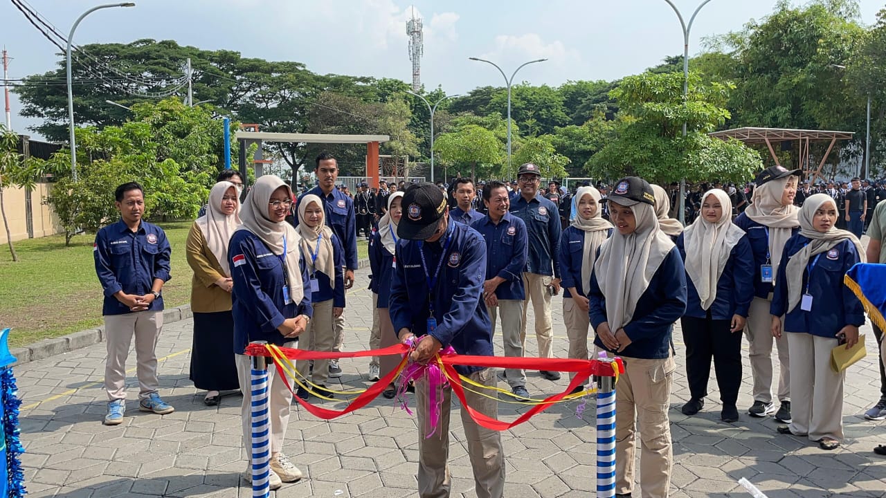 SEMANGAT: Kepala SMP Hang Tuah 6 Excellent Juanda, Ari Sutrijono saat potong pita dalam kegiatan Teens Enterpreneurship dan Deklarasi anti Perundungan.