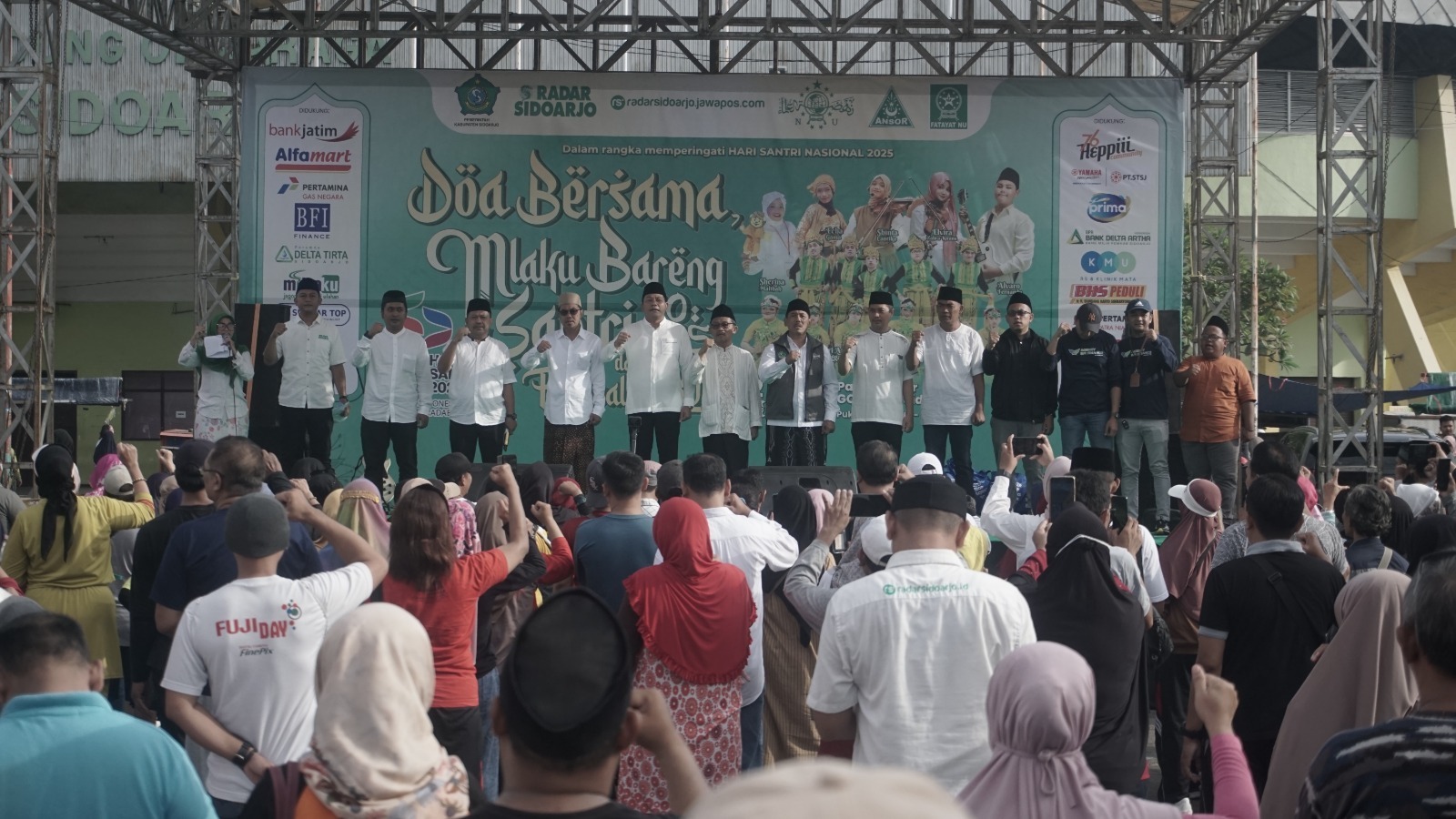 SINERGIS: Bupati Sidoarjo Subandi dan Ketua DPRD Sidoarjo Abdillah Nasih bersama tamu undangan hadir memeriahkan peringatan Hari Santri oleh Radar Sidoarjo. (SURYANTO/RADAR SIDOARJO)