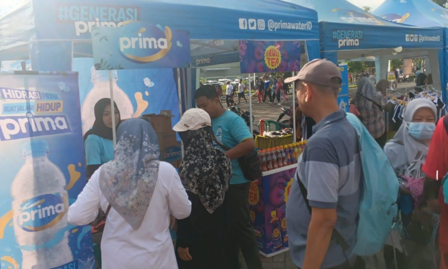 SEGAR: Stan air mineral Prima menarik minat pengunjung di event Mlaku Bareng Santri dan Festival UMKM 2025. Partisipasi ini menjadi strategi perusahaan menjangkau segmen pasar yang lebih luas.