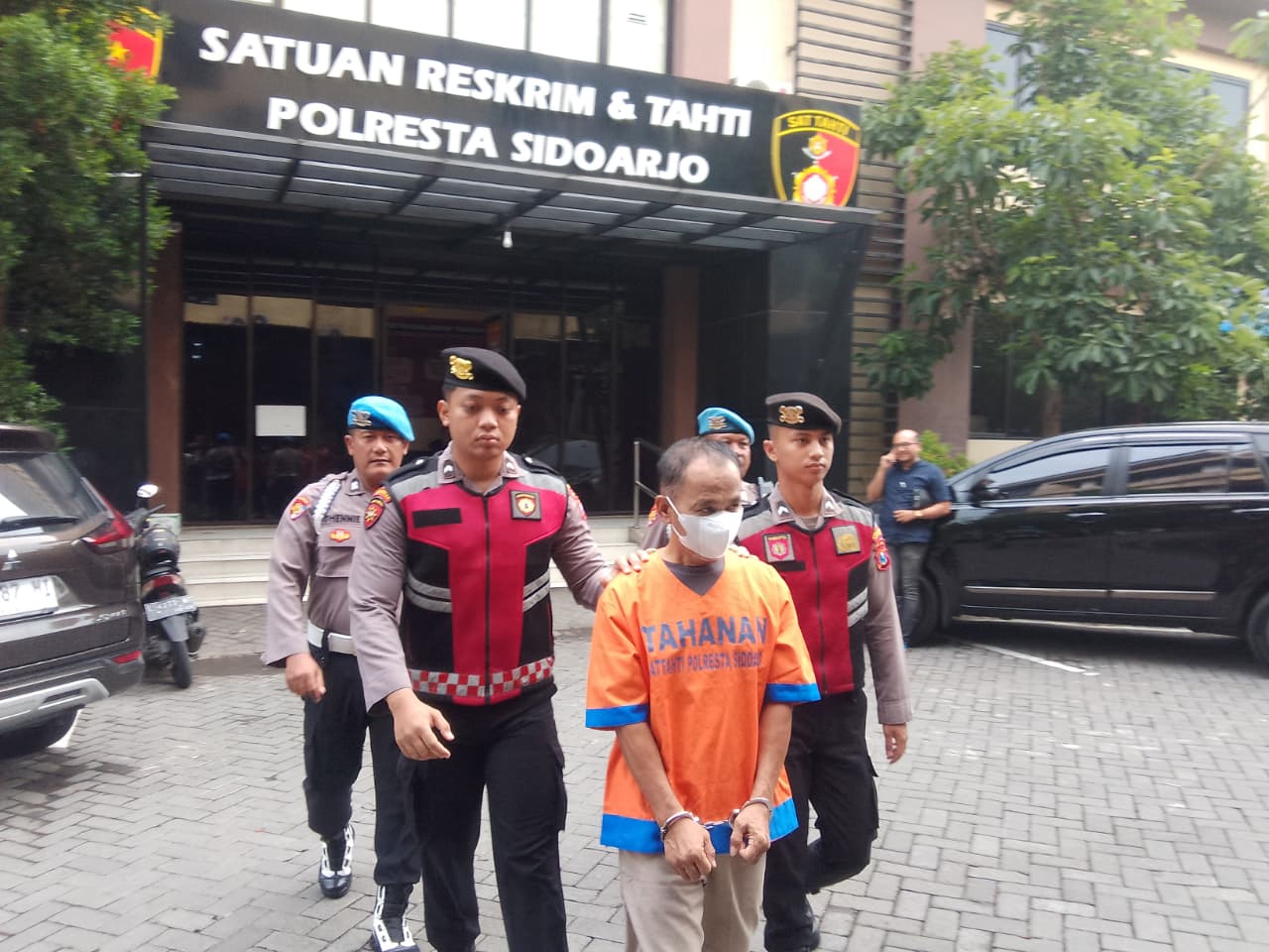 BEJAT: Musa saat dikeler di Mako Polresta Sidoarjo, Selasa (4/11). (DIKY SANSIRI/RADAR SIDOARJO)
