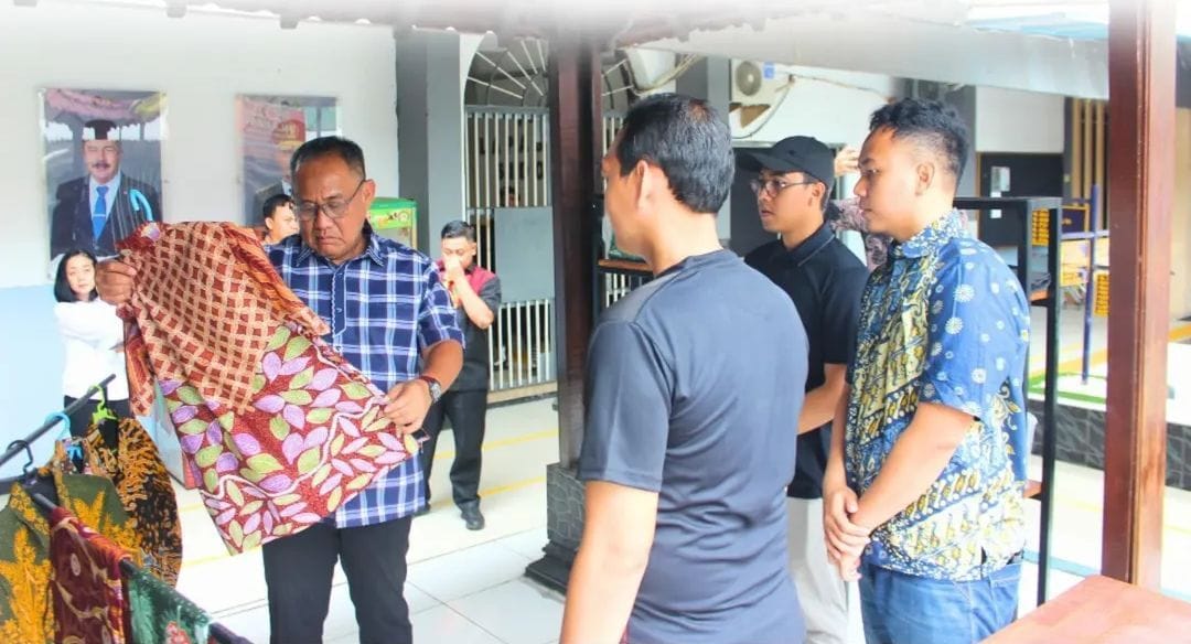 PEMASARAN: Direktur Pembinaan Narapidana dan Anak Binaan Direktorat Jenderal Pemasyarakatan (Ditjenpas), Yulius Sahruzah melihat hasil karya narapidana di Lapas Sidoarjo.