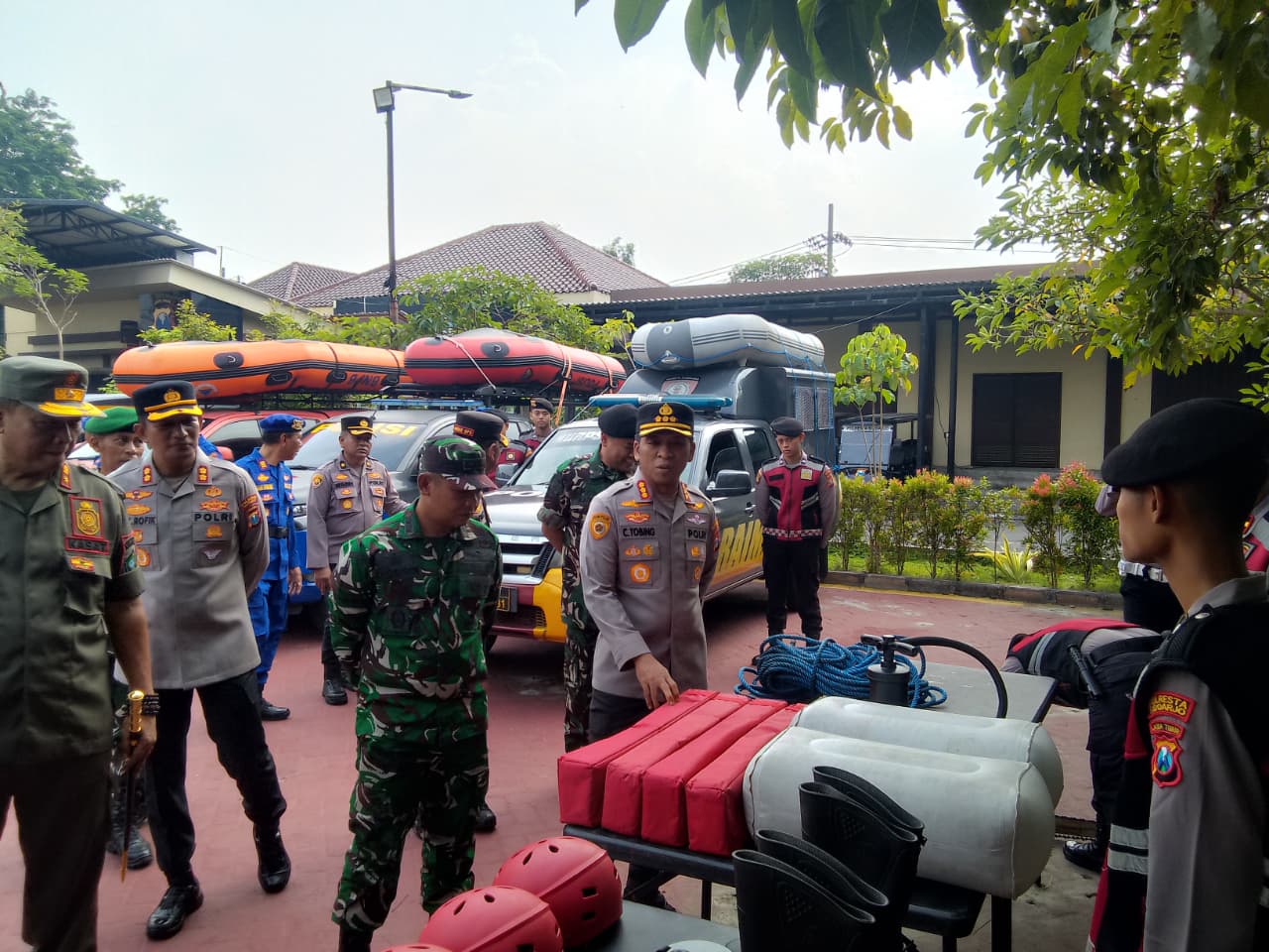 ANTISIPASI: Kapolresta Sidoarjo Kombes Pol Christian Tobing melakukan pengecekan sarpras. (DIKY SANSIRI/RADAR SIDOARJO)