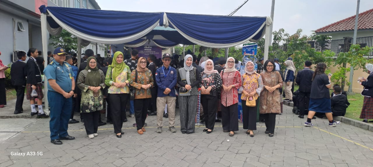 KOMPAK: Kepala SMP Hang Tuah 6 excellent Juanda, Ari Sutrijono saat foto bersama Ketua Gabungan Jalasenatri Puspenerbal, Ny.Dicca Bayu Alisyahbana dan jajaran Jalasenastri Puspenerbal. (ANAS/RADAR)