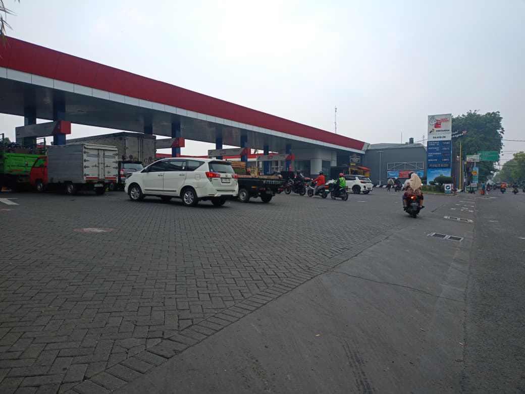 DIAKOMODIR: SPBU Jenggolo sediakan posko aduan bagi pengendara yang motornya brebet akibat isi ulang Pertalite.