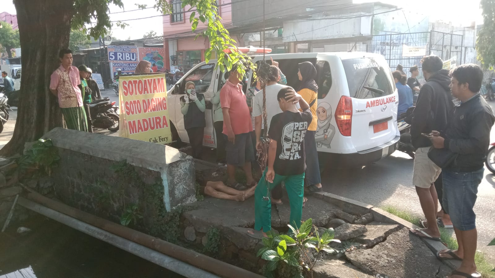 NAHAS: Korban tercebur ke sungai di Tropodo, Waru, Sidoarjo, Kamis (6/11) sore.  &nbsp;