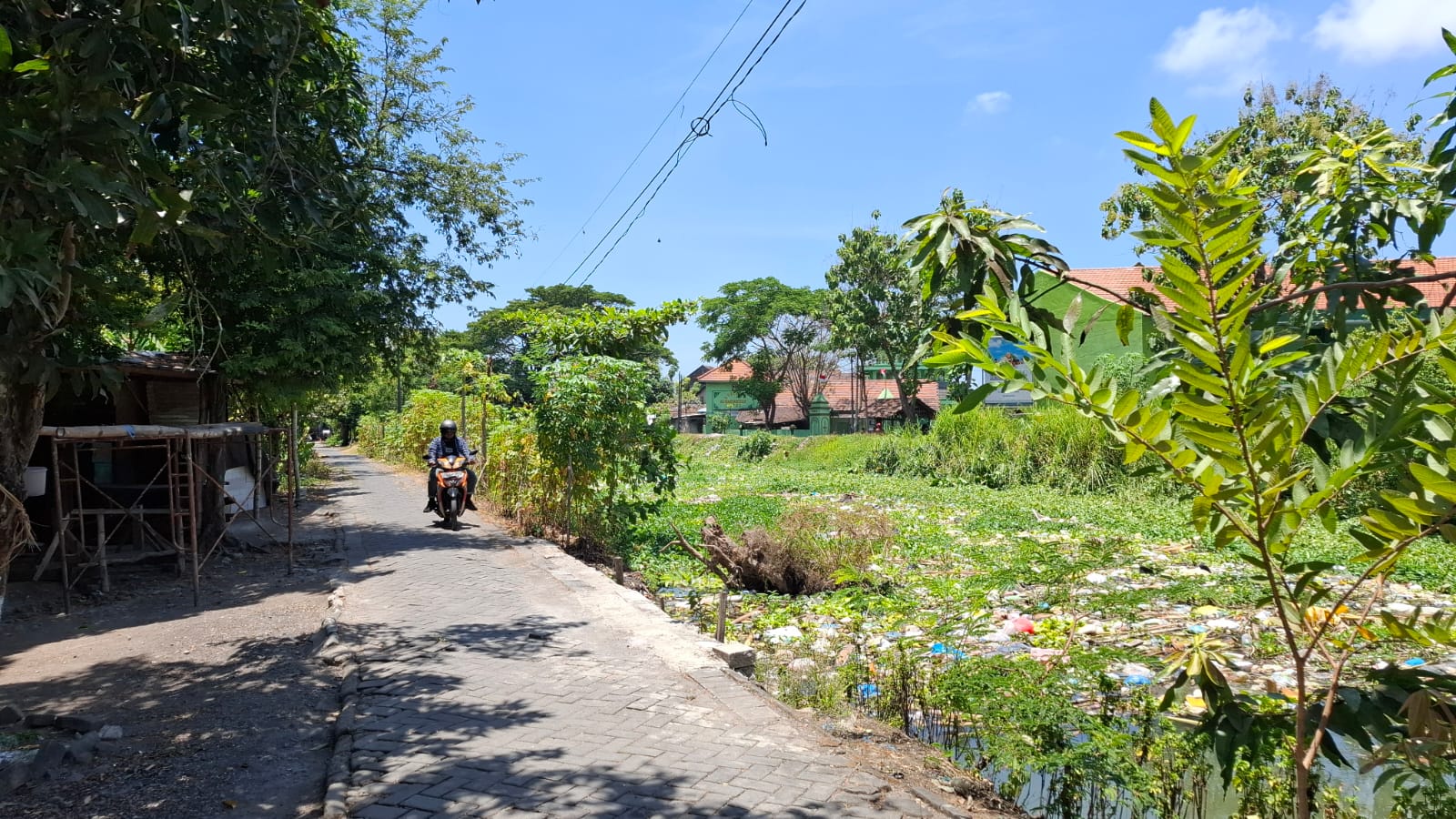 PERLU PERHATIAN: Sungai Desa Siwalanpanji, Buduran tampak dipenuhi sampah beberapa waktu yang lalu. (M SAIFUL ROHMAN/RADAR SIDOARJO)