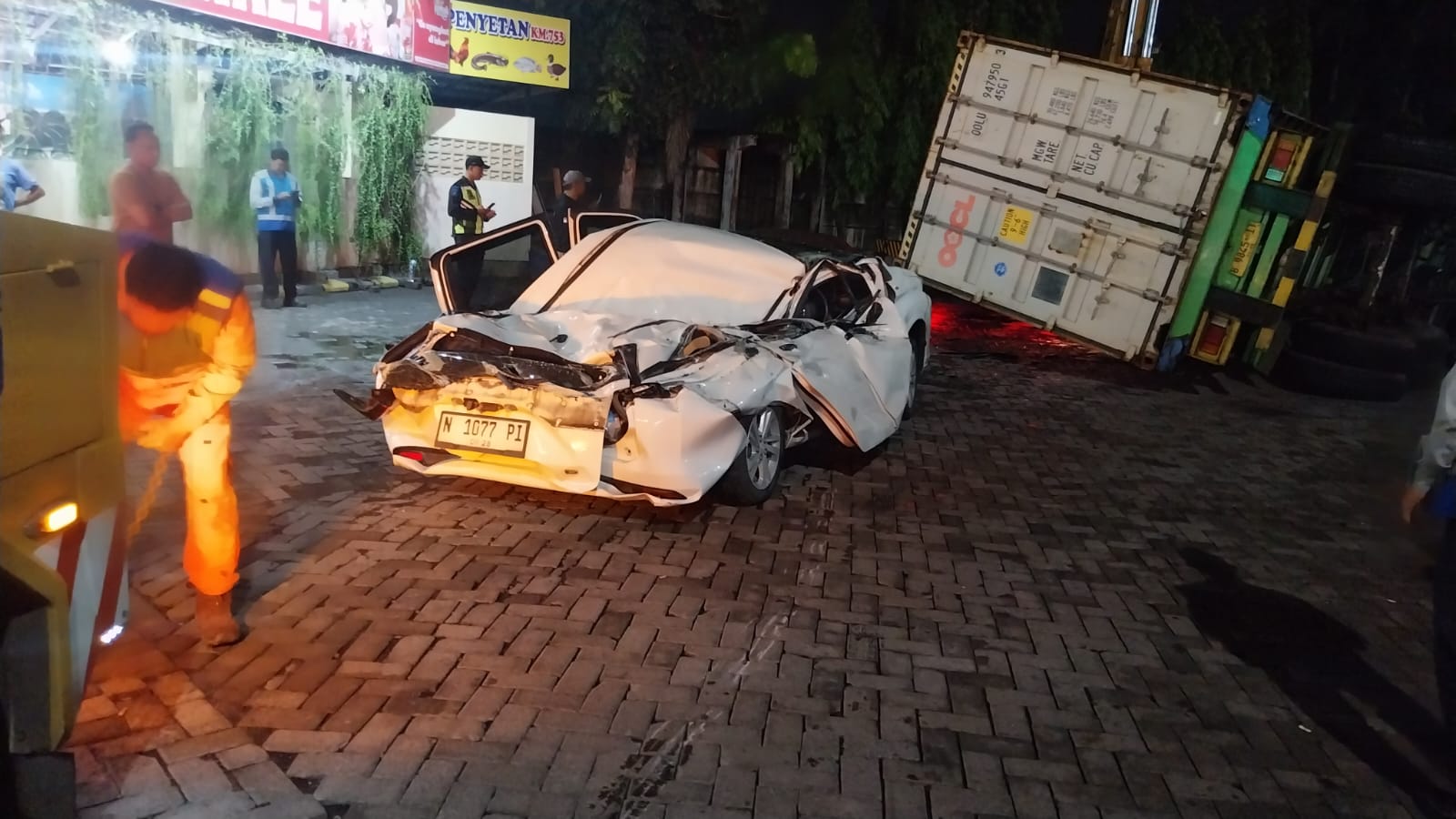 APES: Truk kontainer terguling timpa mobil di Rest Area Tol Sidoarjo.