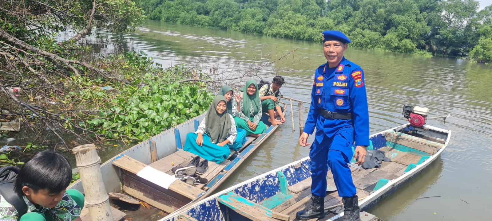 SIAGA: Kasat Polairud AKP Imam Yuwono melaksanakan patroli di kawasan pesisir Sidoarjo.