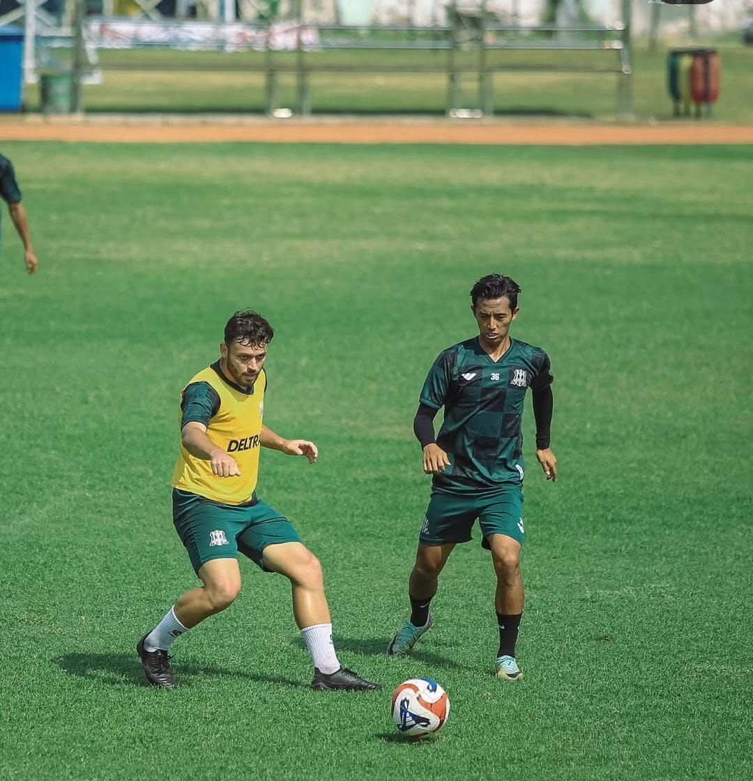 TARGET MENANG: Pemain Deltras Sidoarjo saat latihan di Stadion Jenggolo, Buduran. (Foto Deltras Sidoarjo)
