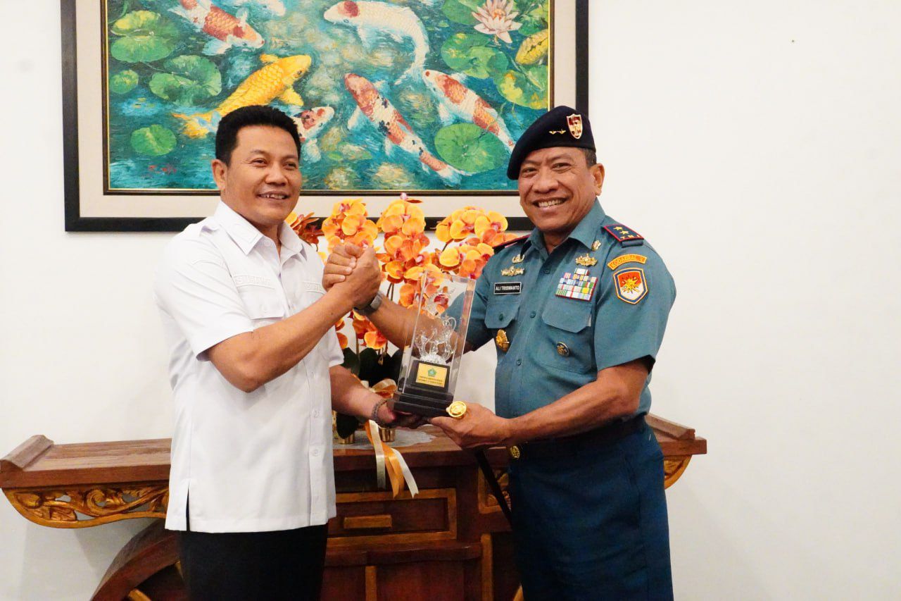 SOLID: Bupati Sidoarjo Subandi menerima kunjungan kehormatan Kodaeral V Surabaya, Laksda TNI Ali Triswanto.