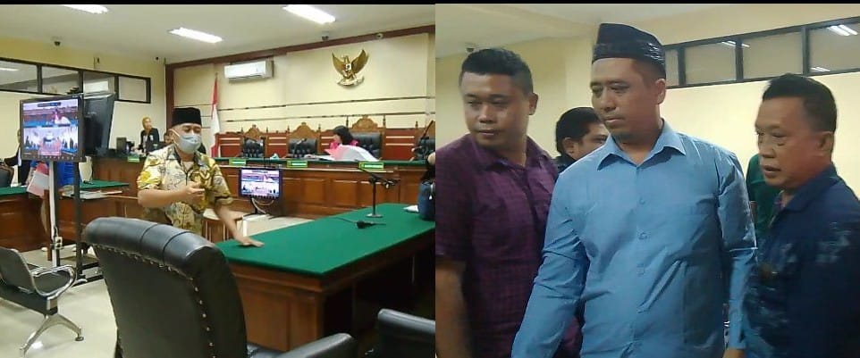 DIADILI: Mantan Kades Gilang, Sulhan (kiri) dan mantan Kades Trosobo, Heri (berkopyah), saat jalani sidang di Tipikor Surabaya. (DIKY SANSIRI/RADAR SIDOARJO)